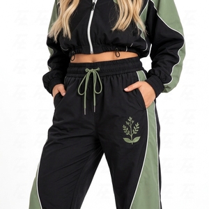 Conjunto Deportivo para Mujer, Chaqueta Cortavientos con Bloques de Color, Pantalones Jogger, Cuello Alto, Traje Deportivo Corto con Bordado - Product Image 4