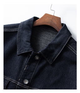 เสื้อแจ็คเก็ตยีนส์สีน้ำเงินเข้มสำหรับผู้ชาย ติดกระดุมด้านหน้า สีพื้น สวมใส่สบายทรงหลวม เหมาะสำหรับฤดูใบไม้ร่วง ผลิตจากผ้าฝ้ายทอ ดีไซน์ตะเข็บเย็บแบบพิเศษ - Product Image 3