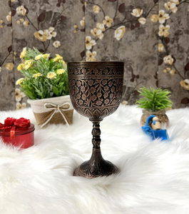 Gobelet à vin en métal argenté de style antique avec gravure botanique dense, détails en relief noircis et ornements - Product Image 3