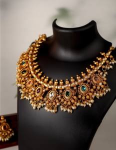 Lucentarts Joyería Antigua Chapada en Oro para Mujer, Conjunto de Joyas con Piedras Kemp Estilo Guttapusalu, Gargantilla Étnica y Pendientes Jhumka a Juego - Product Image 3