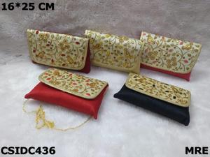 Pochette de soirée en soie brodée de fleurs faites à la main avec chaîne, forme demi-lune, pour les soirées - Product Image 2