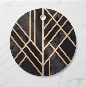 Planche à découper ronde moderne avec motif marbre noir et lignes géométriques dorées, trou de suspension - Product Image 1