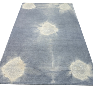 Alfombra Moderna de Lana Hecha a Mano - Diseño Abstracto Azul y Blanco con Efecto Tie-Dye, Alfombra de Lujo para Sala de Estar y Dormitorio - Product Image 3