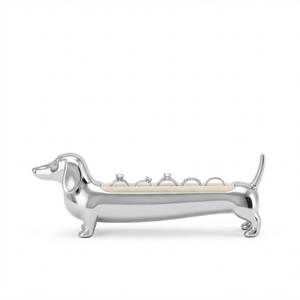 Support à bagues moderne en forme de chien argenté, en métal, pour vitrine et cadeaux pour les amoureux des chiens, idéal pour les mariages, prix bas, vente en gros - Product Image 3