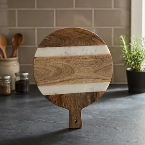 Planche à découper ronde en marbre et bois avec poignée, plateau de service pour charcuterie et fromages, finition naturelle - Product Image 4