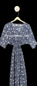 Hermoso Vestido Maxi de Algodón con Cuello Hecho a Mano en Jaipur, Color Azul Índigo, con Estampado Floral, Mangas Cortas Elegantes, Cinturón, Ecológico y Natural - Product Image 3