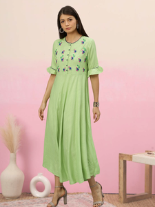 ชุดเดรสอานาร์กาลีผ้าเรยอนปักลายสไตล์ชาติพันธุ์สีเขียวทรงบานสำหรับฤดูร้อน ขายส่ง ผลิตจากวัสดุรีไซเคิล แห้งเร็ว สวมใส่สบาย - Product Image 3