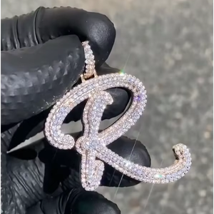 จี้เพชรโมอิสซาไนต์แบบสั่งทำสำหรับฮิปฮอป เงินแท้ 925 คุณภาพ VVS ประดับเพชรโมอิสซาไนต์เต็มตัว ดีไซน์ตัวอักษรแฟชั่น - Product Image 1