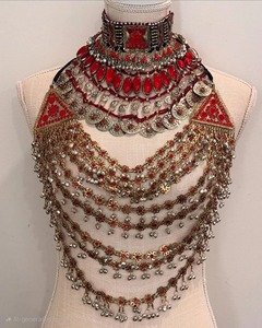 Collar Tribal Afgano Tradicional Kuchi con Incrustaciones de Piedras de Vidrio Rojas Vibrantes y Monedas Colgantes en Tono Plateado - Product Image 2