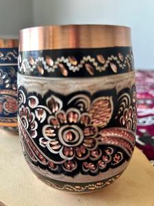 Verre à boire en cuivre pur gravé avec un motif floral noir, parfait pour servir de l'eau aux invités et pour une utilisation à la maison. - Product Image 2