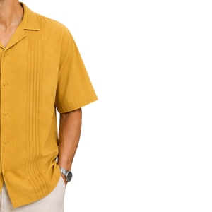เสื้อเชิ้ตคอปกแบบคัมป์ แขนสั้น จีบแนวตั้ง สีเหลืองมัสตาร์ด สำหรับผู้ชาย สไตล์ลำลอง เหมาะสำหรับฤดูร้อนและรีสอร์ท รับผลิตพร้อมปักโลโก้ตามสั่ง - Product Image 4