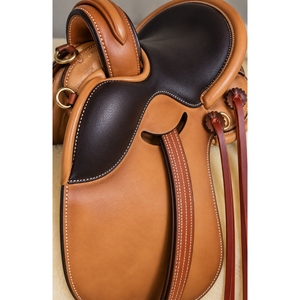 Silla de Montar Profesional de Cuero Genuino para Caballo, Estilo Western, Diseño Personalizado con Costuras Reforzadas - Product Image 4