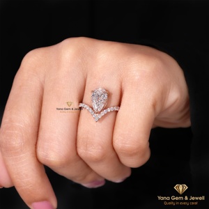 แหวนทองคำแท้ 14K ดีไซน์มงกุฎทรงลูกแพร์ ประดับเพชร CVD แล็บโกรว์ น้ำหนัก 2.00 กะรัต สี E ความสะอาด VVS2 รับรองโดย IGI สำหรับผู้หญิง - Product Image 3