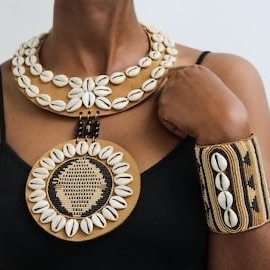 Collier artisanal en perles multicolores avec médaillon géométrique et franges, style tribal ethnique bohème, perles de rocaille - Product Image 2