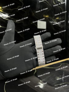 Reloj de lujo con esfera romana estilo Iced Out, de acero inoxidable, con bisel de diamantes VVS cultivados en laboratorio y visualización de fecha, para hombre y mujer. - Product Image 4