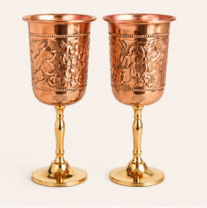 Verre à vin artisanal en cuivre pur avec motif de vigne en relief et base en laiton, gobelet vintage de luxe en cuivre pour fêtes et bars - Product Image 1