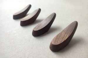 Cintre en bois de style rustique de qualité supérieure, écologique, avec 4 crochets, 100% fait main et option de logo personnalisé - Product Image 3