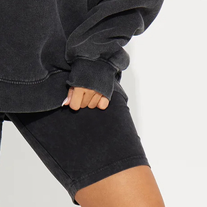 Ensemble 2 pièces sur mesure pour femme, sweat-shirt à col rond oversize et short / Noir uni, coton, coupe ample décontractée, toutes saisons - Product Image 4
