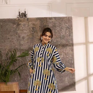 ชุดคุर्ตาสีน้ำเงินขาวลายปาล์มสุดเก๋ พร้อมลายเส้นและลายพิมพ์ปาล์ม  คุर्ตาแบบติดกระดุมด้านหน้าและแขนทรงบอลลูน - Product Image 1