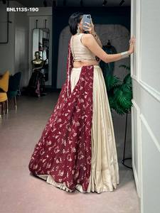 Lehenga de Seda Monga de Alta Calidad en Color Beige Liso y con Volantes - Choli con Trabajo de Espejo Listo para Usar - Dupatta Estampada - Exportador Indio - Product Image 4