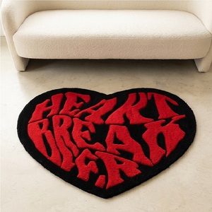 Alfombra de área con forma de corazón de alta demanda, hecha a mano, con tipografía roja llamativa, alfombra de suelo moderna, decoración de hogar, alfombra decorativa. - Product Image 1