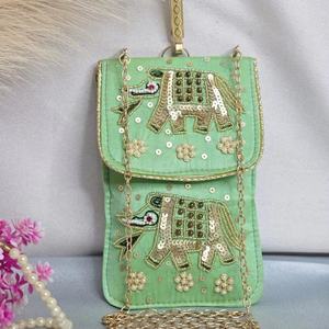 Realza tu look festivo con este exquisito bolso bandolera bordado a mano, diseñado para combinar el encanto tradicional con la elegancia moderna. - Product Image 1