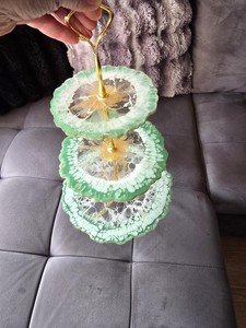 Soporte de Resina Hecho a Mano de Tres Niveles, Verde Dorado, para Servir y Exhibir - Product Image 4