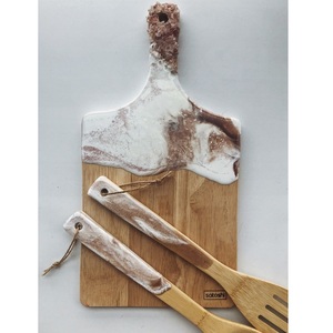 Planche à découper rustique en bois et résine, conçue pour les cuisines de style farmhouse, les restaurants, les cafés, les services de traiteur et la préparation des aliments - Product Image 5