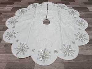 Jupe de sapin de Noël en velours blanc de 48 pouces avec motifs flocons de neige argentés et perles, décoration de fêtes, artisanat de boutique par PR India Manufacture - Product Image 2