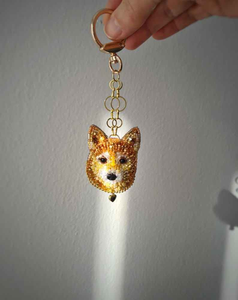Llavero y Accesorio Ecológico Hecho a Mano con Cuentas y Lentejuelas Bordadas de Perro Shiba Inu - Product Image 5