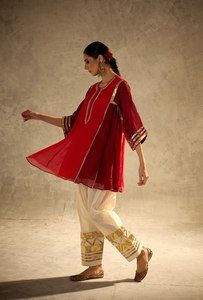 Conjunto de Kurta Pajama Rojo Bordado Estilo Indio-Pakistaní, Traje Tradicional Elegante para Bodas y Fiestas para Mujer - Product Image 3
