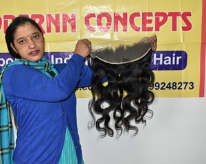 Venta al por mayor de extensiones de cabello humano virgen sin procesar templo indio cutícula alineada 13*4 Frontal Bodywave pelo ondulado de Color negro - Product Image 3