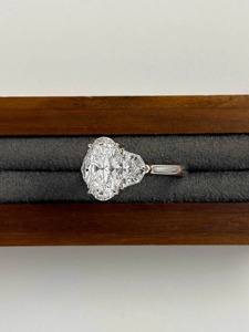 แหวนเพชรเพาะเลี้ยง 3 กะรัต รับรองโดย IGI สี E ความสะอาด VVS1 ประดับเพชรทรงทริลเลียนด้านข้าง 3 เม็ด ทองคำขาว 14K แหวนหมั้น - Product Image 5