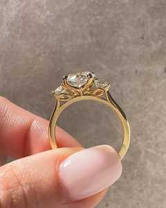 แหวนเพชรทรงกลม 2 กะรัต เพาะเลี้ยงในห้องปฏิบัติการ ทอง 14K ประดับเพชรสามเม็ด สำหรับงานหมั้น งานครบรอบ งานแต่งงาน ผู้ผลิตเครื่องประดับ โรงงาน ผู้จัดจำหน่าย - Product Image 3