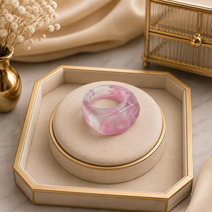 Anillo Ancho de Resina Epoxi Marmoleada Rosa y Blanca Hecho a Mano, Joyería de Moda Pulida Unisex con Tema de Ángel - Product Image 1