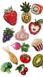 Broche Élite Figue Rouge Oignon, Broderie Artisanale de Perles de Verre, Épingle de Revers Naturelle pour Femme, Accessoire Vestimentaire de Créateur, Œuvre d'Art - Product Image 2