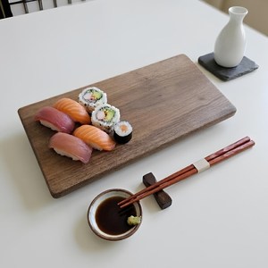 เขียงเสิร์ฟไม้วอลนัทแท้ – แท่นวางชีส ซูชิ และชาร์กูเตอรี ทำด้วยมือ - Product Image 3