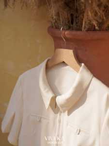 Blusa Corta Blanca con Cierre Frontal para Mujer, Manga Corta, Cuello Camisero, Estilo Minimalista y Elegante para Oficina, Uso Diario, Primavera/Verano LEX - Product Image 6