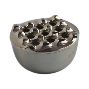 Cendrier élégant en métal massif avec finition thermolaquée et design plaqué, décoration de table en aluminium - Product Image 2