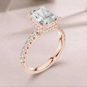 Bague de fiançailles et alliance pour femme en or rose avec diamant ovale et halo - Product Image 1
