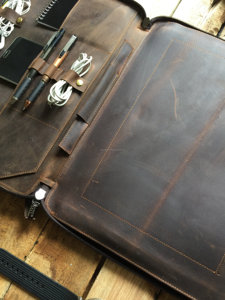 อุปกรณ์จัดระเบียบ A4แบบพกพาสไตล์วินเทจทนทานพรีเมียมโลโก้ตามสั่งพอร์ตโฟลิโอหนังแท้สำหรับนักธุรกิจแล็ปท็อป - Product Image 3