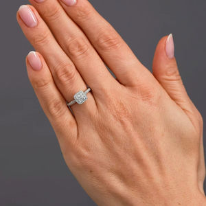 Anillo de Compromiso con Halo de Diamantes Cultivados en Laboratorio de 0.50ct, Corte Cojín, Color D, Claridad VVS, Certificado IGI, Oro Sólido de 14k - Product Image 1