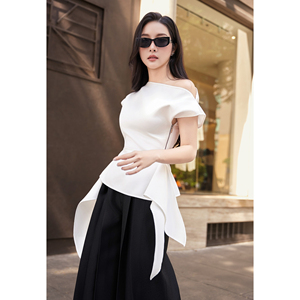 เสื้อผู้หญิงแบบไหล่เดียว แต่งระบายไม่สมมาตร สีขาวล้วน แขนสั้นทรงแคป ดีไซน์หรูหรา สวมใส่สบาย เหมาะสำหรับใส่ทำงานหรือลำลอง ทรงเปปลัม ผ้าโพลีเอสเตอร์ทอ ยี่ห้อ LUMI - Product Image 4