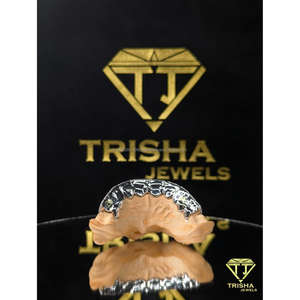 Grillz de luxe personnalisés sertis de diamants de laboratoire VVS, fabriqués en argent sterling 925, bijoux hip-hop - par Trisha Jewels - Product Image 4