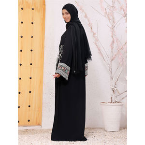Abaya de prière islamique personnalisée, dernière conception, décontractée, respirante, en polyester, à motif uni, manches longues, coupe ample, vente en gros - Product Image 2