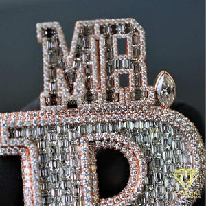 Colgante con Monograma R Brillante con Superficie de Diamante Moissanite, Joyería Moderna Inspirada en el Hip Hop para Venta al Por Mayor - Product Image 5