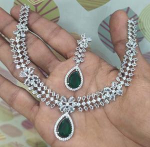 Elegante conjunto de collar de latón para mujer con diseño elegante, joyería ligera y brillo duradero para fiestas y uso casual, procedente de la India. - Product Image 6