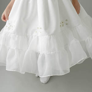 Vestido de Lujo Blanco de Princesa para Niñas de Tul en Capas Estilo Baile con Bordado Floral para Bodas y Primera Comunión - Vestido Jena - Product Image 3