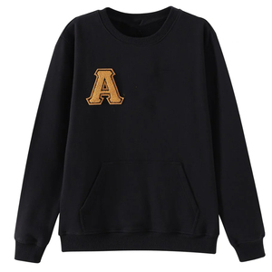 Sweat-shirt noir à col rond avec lettre Alpha brodée or, poche avant, coupe classique, pull en molleton décontracté pour sororité, hiver, unisexe - Product Image 1
