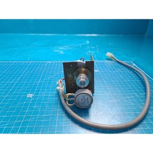 Ensemble moteur à engrenages CC et potentiomètre COPAL JP-30 + LC22G-107, d'occasion, pièces d'équipement semi-conducteur d'époque - Product Image 1